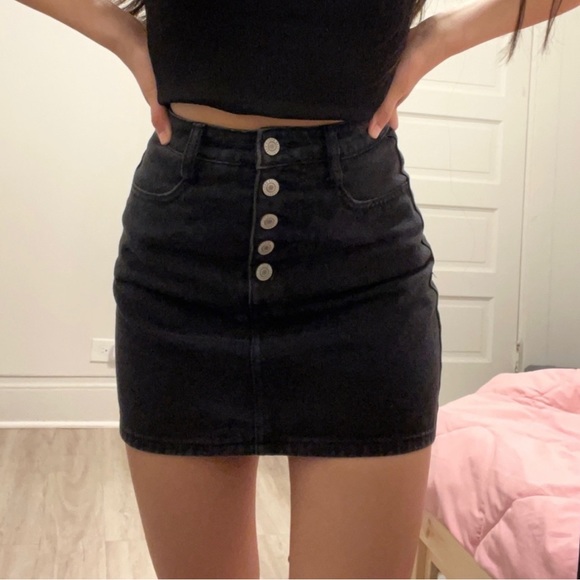 Brandy Melville Black Button up Skirt, size medium - Picture 4 of 4